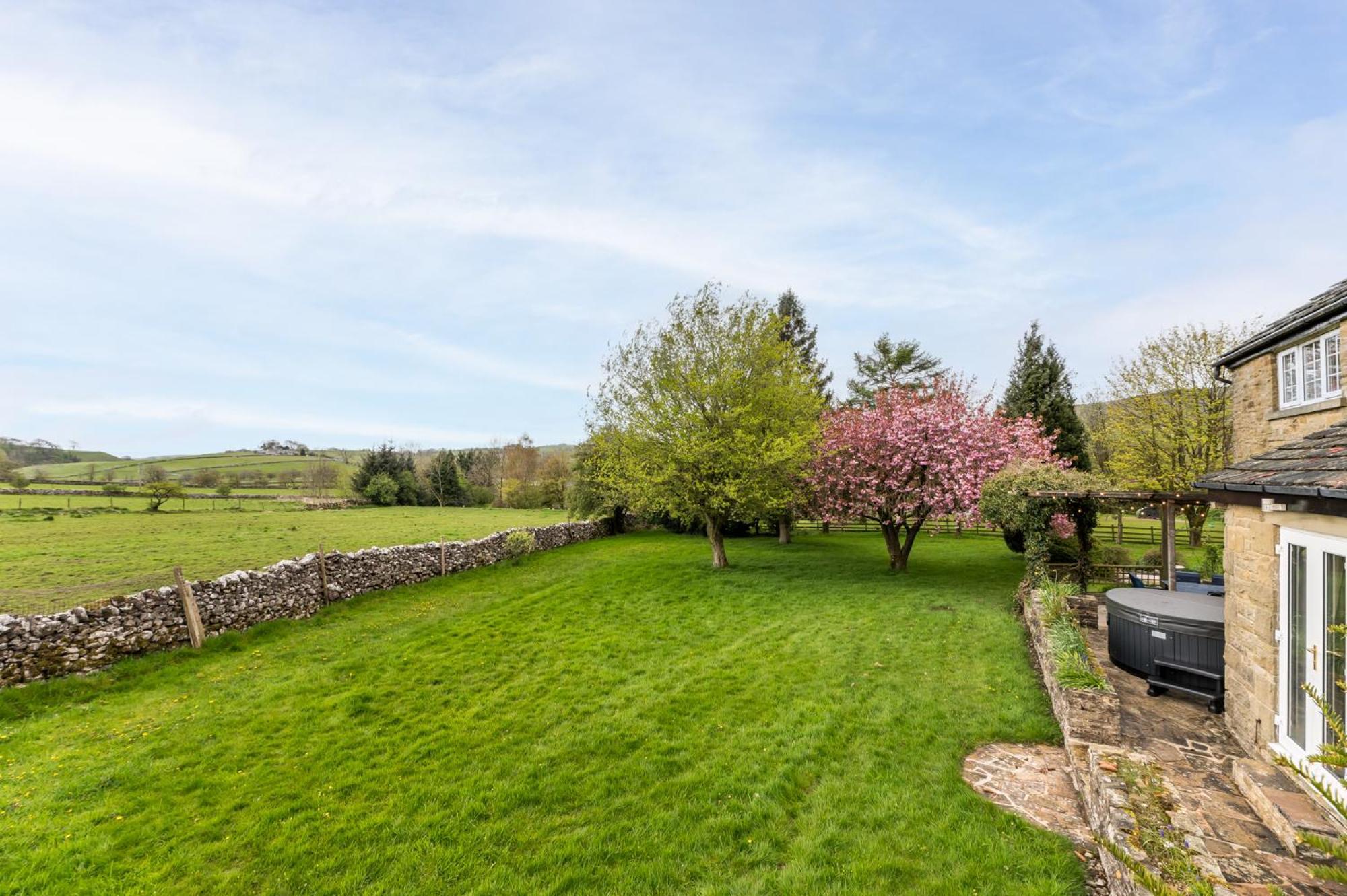 Central Malham Wellbeing Escape With Hot Tub Sleeps 8 Екстериор снимка