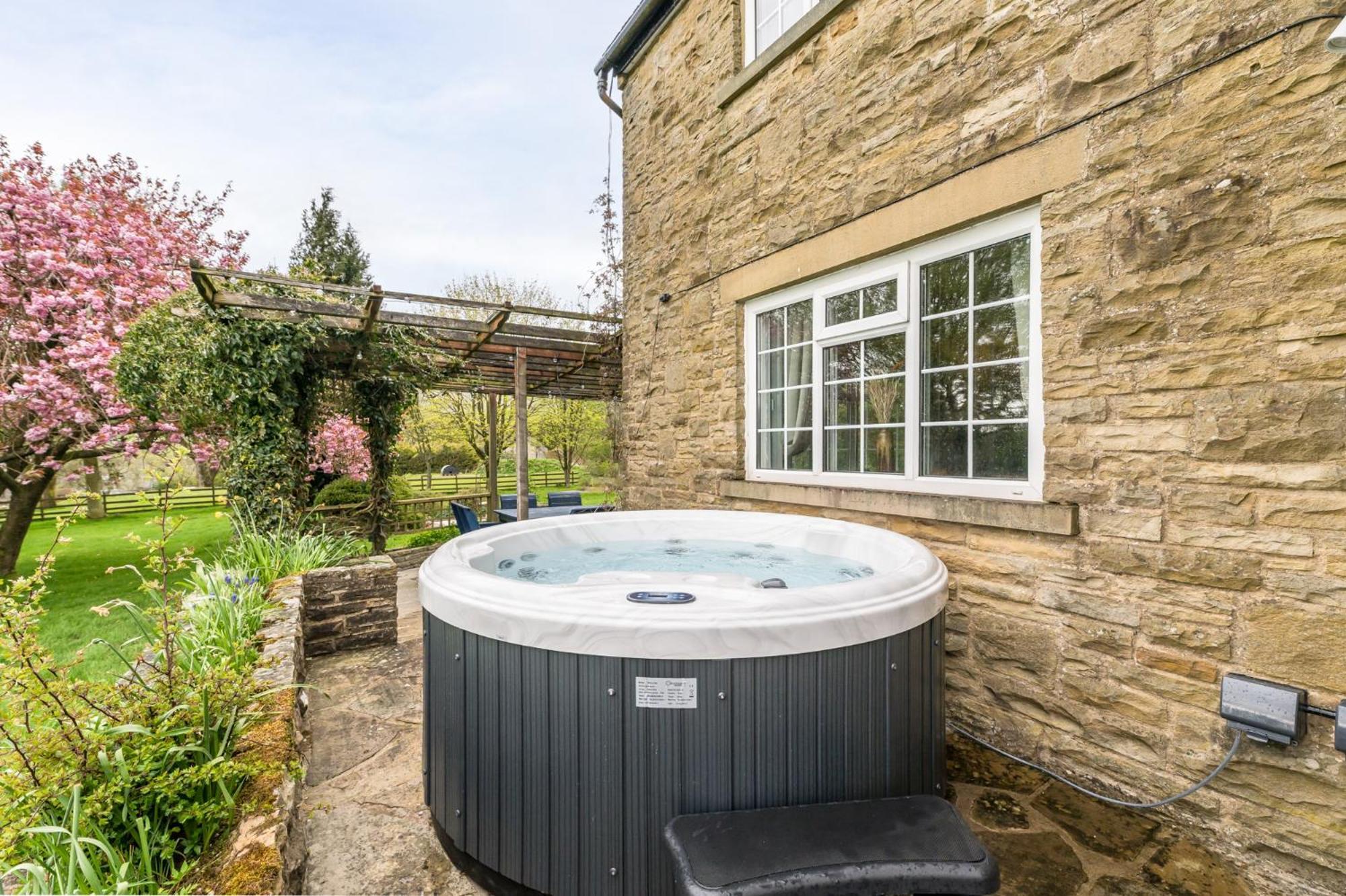 Central Malham Wellbeing Escape With Hot Tub Sleeps 8 Екстериор снимка