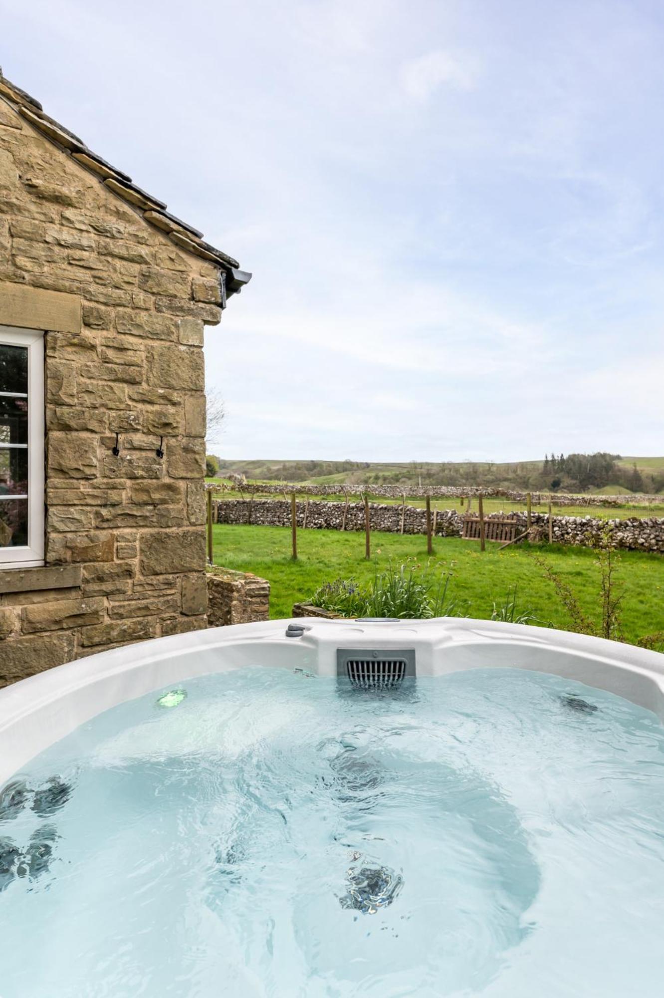 Central Malham Wellbeing Escape With Hot Tub Sleeps 8 Екстериор снимка